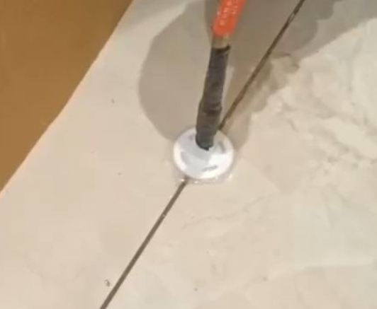 北京瓷砖空鼓维修公司专业解答瓷砖在铺贴过程中，如果没有涂抹均匀到位的粘结材料（如水泥砂浆或瓷砖胶），可能会导致以下问题