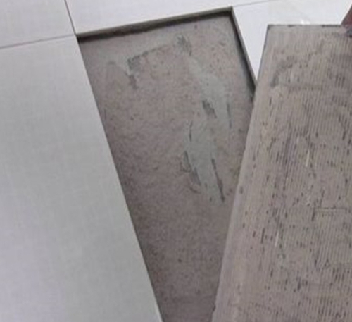 北京瓷砖空鼓维修公司分享瓷砖铺贴时如果打浆（即涂抹在瓷砖背面和基层上的砂浆或瓷砖胶）过少，会带来以下问题